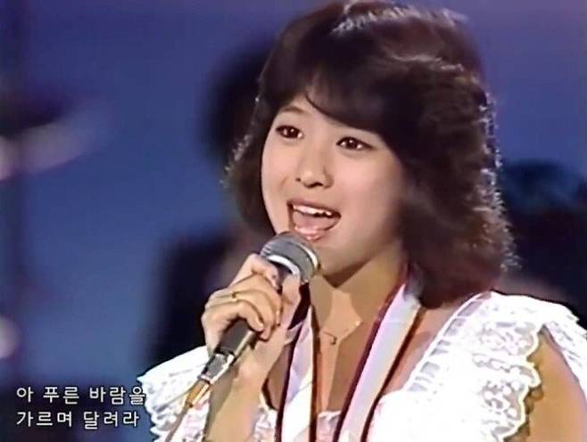 일본 가수 마쓰다 세이코가 ‘푸른 산호초’를 부르는 모습. 유튜브 영상 갈무리