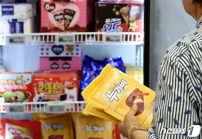 서울에 위치한 한 마트를 찾은 시민이 아이스크림을 구매하고 있다. 2023.8.7/뉴스1 ⓒ News1 장수영 기자