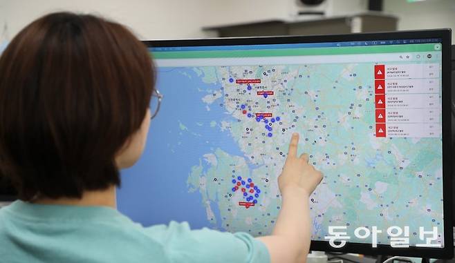 라이더로그를 통해 수집된 킥보드 주행 데이터 현황을 지도에서 관찰하는 모습. 이를 통해 사고 예방이나 구호 조치를 도울 수 있다. 이훈구 기자 ufo@donga.com