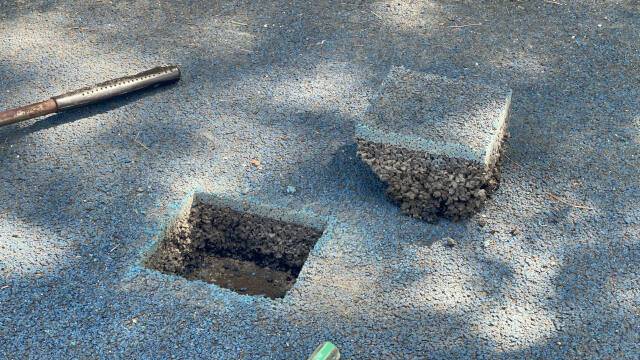 지난 5월21일 하남 소재 C초등학교 놀이터 탄성포장재 시료 채취 현장. 이지민기자