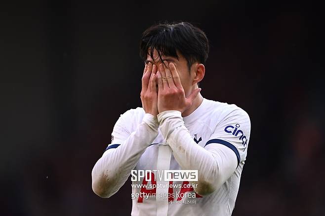 ▲ 토트넘의 레전드 대우는 달라지지 않았다. 손흥민에게도 마찬가지. 팀 옵션만 발동하며 기존 계약에 1년만 연장하기로 했다. 이로써 손흥민은 2026년 여름까지 토트넘 소속이다. 단 토트넘은 내년 여름 상황에 따라 손흥민을 팔 수도 있다. 영국 현지에선 토트넘이 이적료까지 고려하며 손흥민에게 1년 연장만 제시했다고 판단한다.