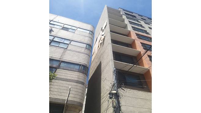오늘(2일) 낮 1시 20분쯤 제주시 연동의 한 건물 외벽이 떨어진 모습 (사진, 제주소방안전본부)