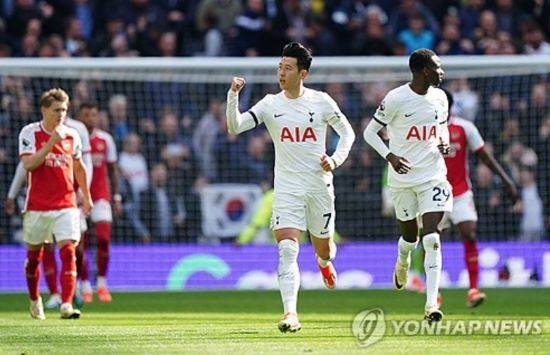 손흥민이 내년 여름 잔인하게 팔려갈 수 있다는 충격적인 주장이 제기됐다. 영국 팀토크는 토트넘이 최고의 선수와 계약에서 옵션을 활성화할 예정이나 2025년 잔인한 매각이 가능하다라면서 손흥민과 계약 기간을 1년 연장한 후 내년 여름 방출할 수 있다고 보도했다. 수 년 동안 팀을 위해 헌신했던 선수들을 말년에 쉽게 내치면서 지적당했던 토트넘은 손흥민이라고 예외를 둘 생각은 없는 듯하다. 연합뉴스