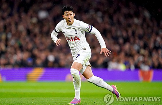 영국 팀토크는 토트넘이 최고의 선수와 계약에서 옵션을 활성화할 예정이나 2025년 잔인한 매각이 가능하다라면서 손흥민과 계약 기간을 1년 연장한 후 내년 여름 방출할 수 있다고 보도했다. 연합뉴스