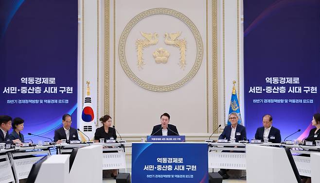 윤석열 대통령이 3일 서울 종로구 청와대 영빈관에서 열린 '하반기 경제정책방향 및 역동경제 로드맵 발표' 행사에서 발언하고 있다. /연합뉴스