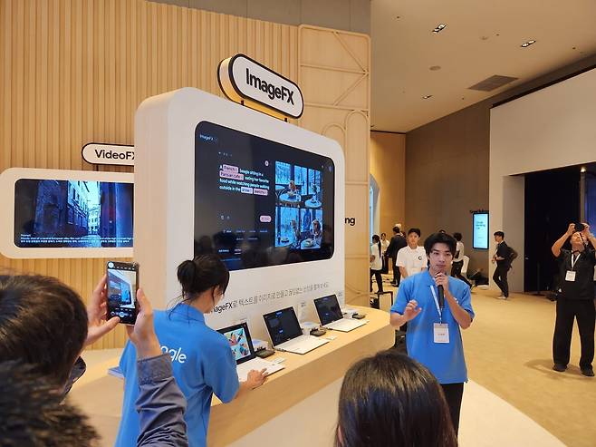 구글코리아 관계자가 지난 2일 그랜드 인터컨티넨탈 파르나스 서울에서 열린 '구글 마케팅 라이브 2024'을 통해 생성형 인공지능(AI) 제미나이 기반의 이미지 제작 솔루션 '이미지FX'를 소개하고 있다. 사진=김대영 기자