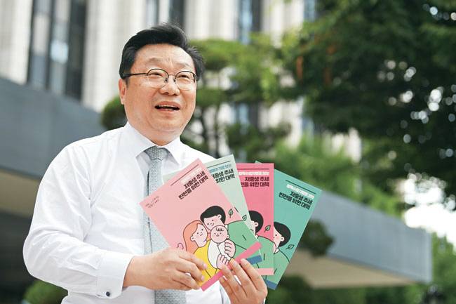 주형환 저출산고령사회위원회 부위원장이 지난달 26일 정부 세종로청사에서 책자를 들고 최근 내놓은 대책이 저출생 추세 반전을 위한 첫 출발점이라고 강조하고 있다. 문호남 기자