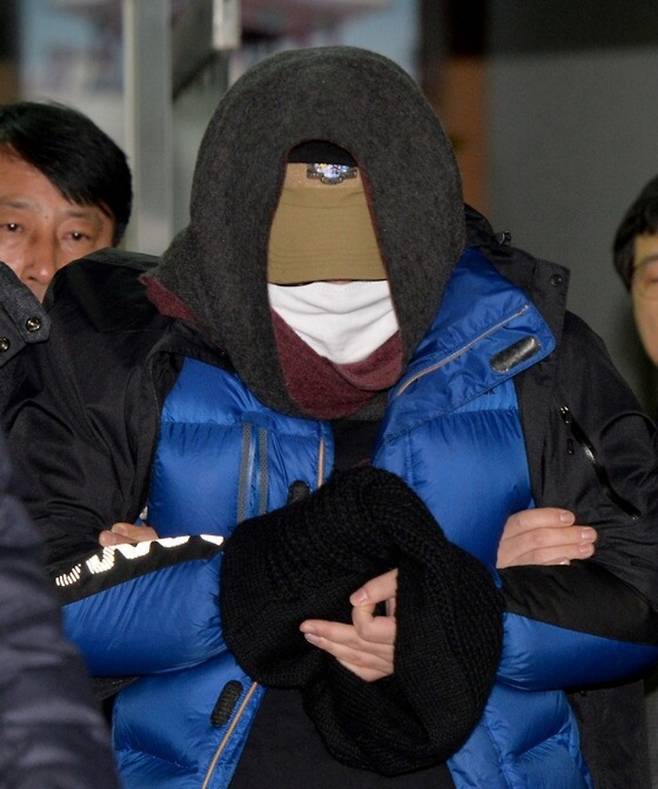 2015년 1월 청와대 폭파 협박 용의자가 영장실질심사를 받기 위해 경기 수원남부경찰서를 나서던 중 ‘일간베스트’를 뜻하는 손동작과 유사한 제스처를 취하고 있다. 뉴스1