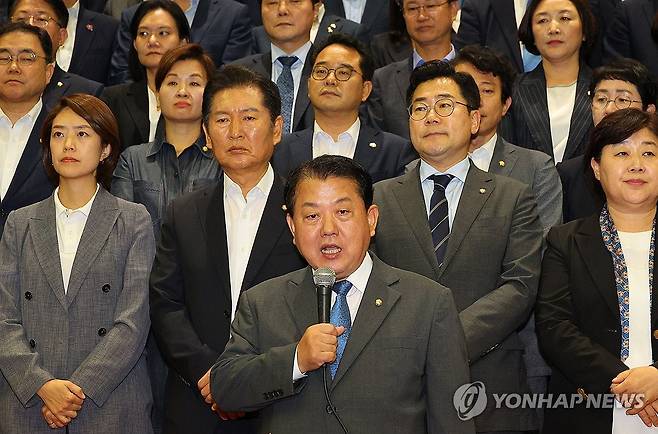 김병주 의원, 국민의힘 규탄발언 (서울=연합뉴스) 신준희 기자 = 더불어민주당 김병주 의원이 2일 저녁 국회에서 열린 의원총회를 마치고 나와 국민의힘 비판 발언을 하고 있다. 2024.7.2 hama@yna.co.kr