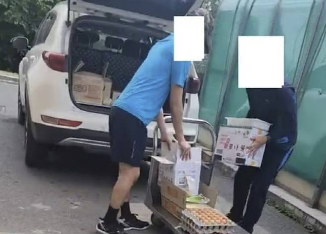 조리원 A씨가 촬영한 '식자재 외부 반출' 의혹 장면.(사진=뉴스1)