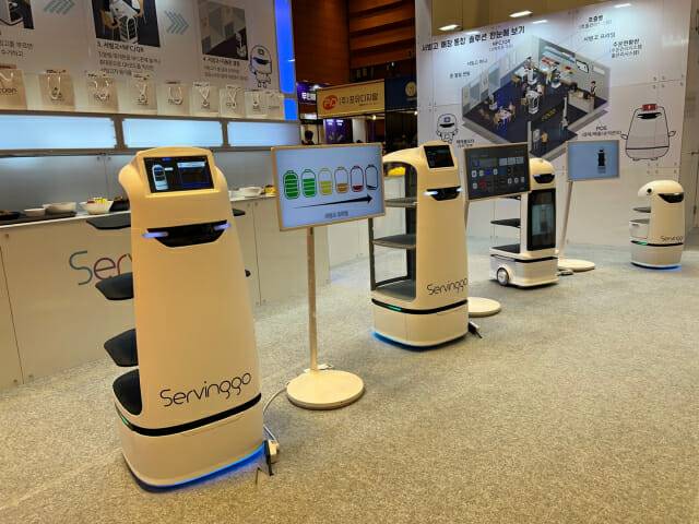 코가로보틱스 IFS 창업박람회 부스에 전시된 '서빙고' 시리즈 (사진=지디넷코리아 신영빈 기자)