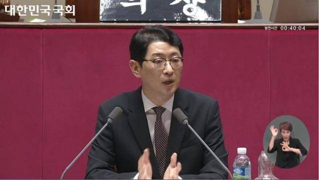 주진우 국민의힘 의원이 3일 저녁 국회 본회의장에서 채 상병 특별검사법 관련 필리버스터를 진행하고 있다. 국회방송 캡처