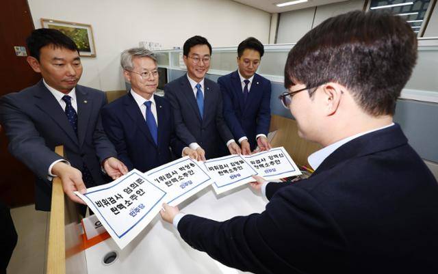 더불어민주당 김용민(왼쪽부터), 민형배, 장경태, 전용기 의원이 2일 오후 서울 여의도 국회 의안과에서 박상용, 엄희준, 강백신, 김영철 검사 등 '비위 의혹' 검사 4명에 대한 탄핵소추안을 제출하고 있다. 뉴시스