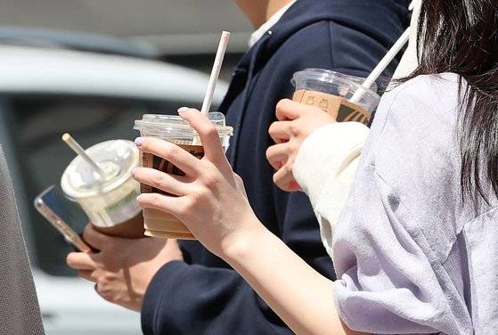 서울 도심에서 점심시간에 직장인이 커피를 마시는 모습. 뉴스1