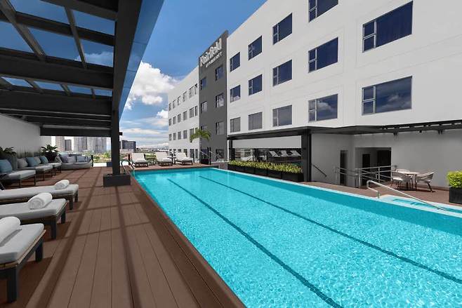 수영장은 크지는 않아도 의외의 뷰를 보여 준다