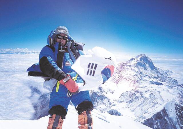 1988년 2전3기 만에 에베레스트 등정에 성공한 엄홍길. 엄홍길휴먼재단 제공