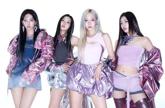 그룹 에스파는 지난 5월 발표한 정규 1집 더블 타이틀 곡 ‘슈퍼노바(Supernova)'에서 특유의 '쇠맛' 콘셉트로 인기를 끌었다. 사진 SM엔터테인먼트 뉴스룸