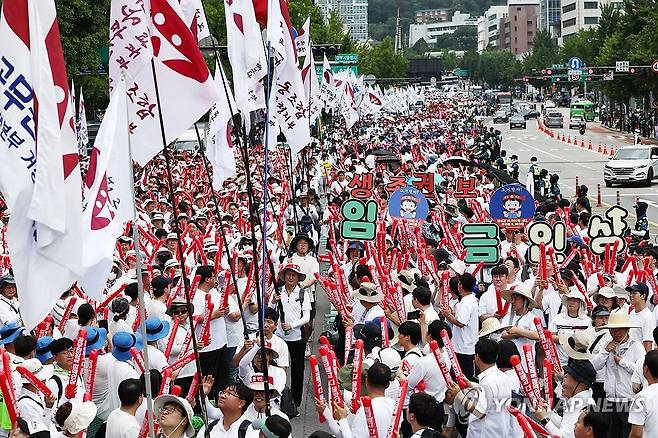 정부서울청사 앞에 모인 공무원노조원들 (서울=연합뉴스) 윤동진 기자 = 6일 오후 정부서울청사 인근에서 열린 공무원 임금인상 쟁취 총궐기대회에서 깃발이 입장하고 있다. 2024.7.6 mon@yna.co.kr