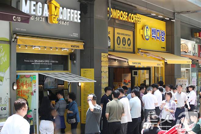 서울 시내에 위치한 저가 브랜드 커피 매장 앞에서 시민들이 줄지어 커피를 구매하고 있다. 2024.7.1/뉴스1 ⓒ News1 임세영 기자