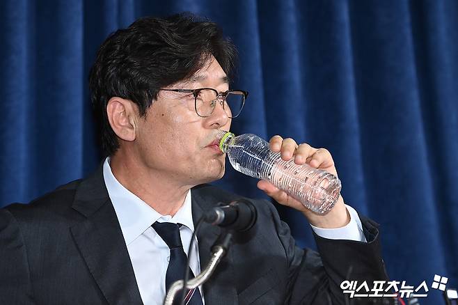 이임생 기술총괄이사가 8일 서울 종로구 신문로에 있는 축구회관에서 홍명보 축구 국가대표팀 선임과 관련해 홍 감독이 최종 후보에 오른 다른 외국인 감독과 비교우위에 있었다고 말했다. 고아라 기자