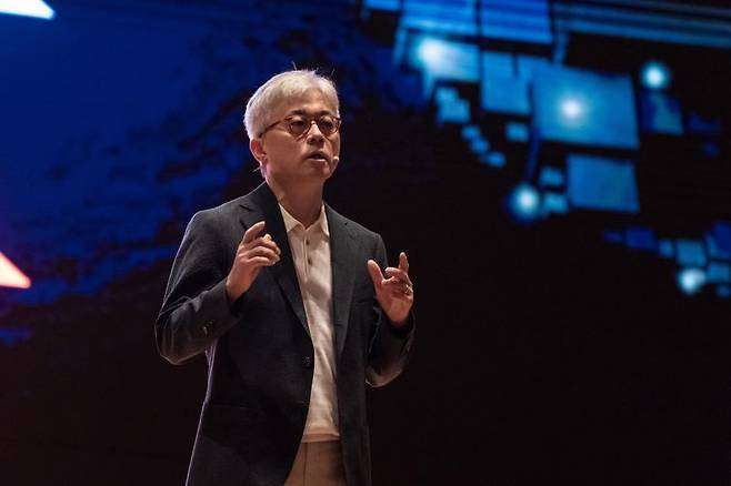 최시영 삼성전자 파운드리 사업부장(사장)이 9일 서울 코엑스에서 열린 '삼성 파운드리 포럼 2024'에서 기조연설을 하고 있다. 삼성전자 제공