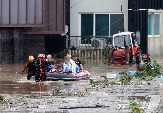 밤사이 내린 폭우로 대전 서구 용촌동 마을 전체가 침수됐다. 10일 오전 소방구조대원들이 주민을 구조하고 있다. 2024.7.10/뉴스1 ⓒ News1 김기태 기자