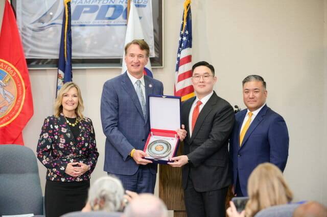 왼쪽부터 카렌 메릭(Caren Merrick) 버지니아주 상무부 장관, 글렌 영킨(Glenn Youngkin) 버지니아 주지사, 구본규 LS전선 대표, 심윤찬 LS그린링크 대외협력담당