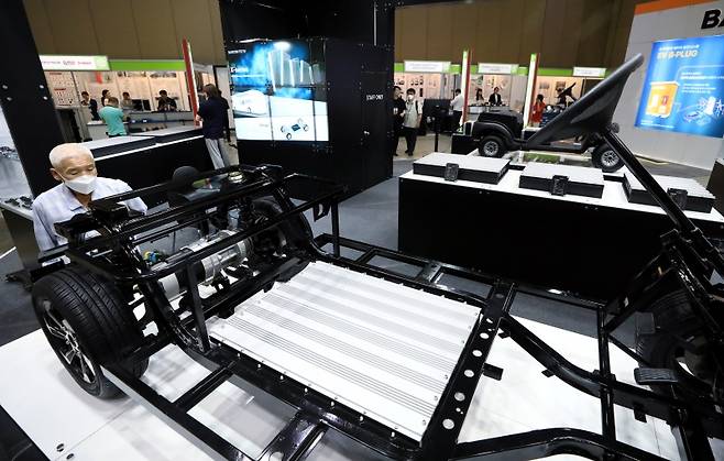 2023 세계 배터리 & 충전 인프라 엑스포를 찾은 관련 업체 대표가 EV 배터리 등을 살펴보고 있다.(ⓒ뉴스1, 무단 전재-재배포 금지)