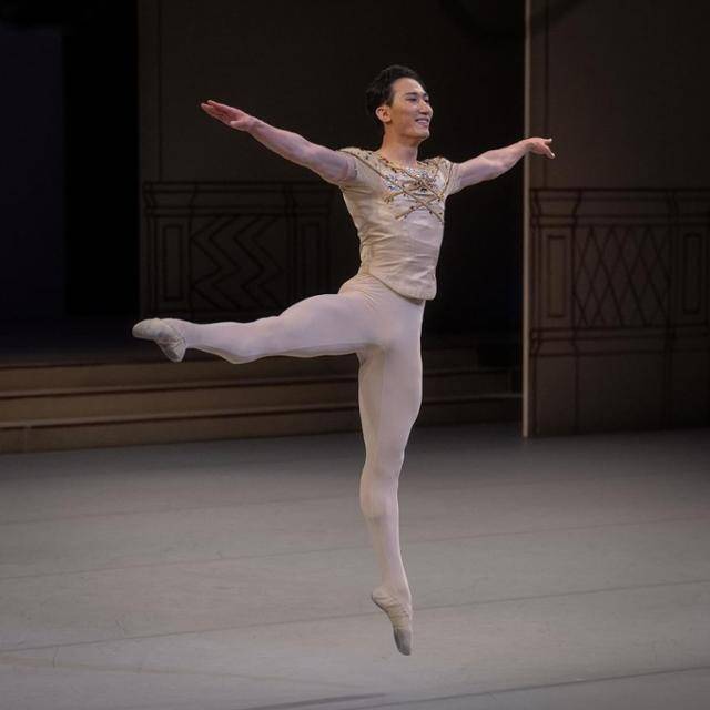 영국 로열발레단의 전준혁이 공연을 앞두고 무대 리허설을 하고 있다. ⓒAndrej Uspenski