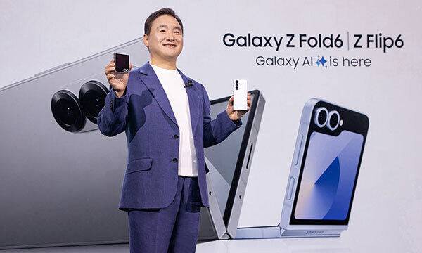 노태문 삼성전자 모바일(MX)사업부장 사장이 10일(현지시간) 프랑스 파리 루브르 박물관 지하의 복합문화공간 ‘카루젤 뒤 루브르’에서 개최된 하반기 ‘갤럭시 언팩 2024’ 행사에서 갤럭시Z 폴드6(오른쪽)와 플립6을 소개하고 있다. 삼성전자 제공