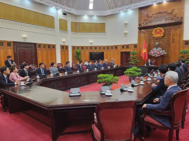 대한주택건설협회 소속 해외주택사업 투자개척단이 지난 9일(현지시간) 베트남 하노이에서 쩐 르우 꽝 경제부총리경제부총리 간담회를 갖고 사업에 대해 논의하고 있다. /사진 제공=대한주택건설협회