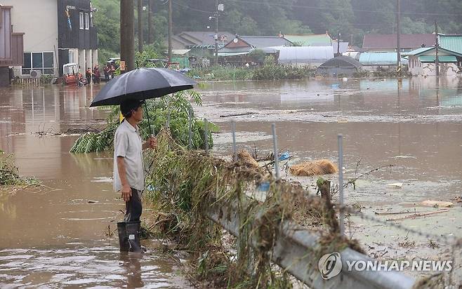초토화된 마을 (대전=연합뉴스) 이주형 기자 = 10일 새벽 강한 비가 쏟아져 대전 서구 용촌동 정뱅이마을이 물에 잠긴 가운데, 몸을 피한 한 주민이 이날 오전 초토화된 마을을 지켜보고 있다. 2024.7.10 coolee@yna.co.kr