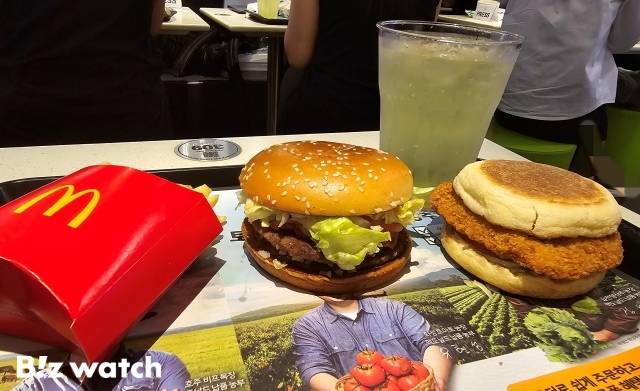 (왼쪽부터) 진주 고추 크림치즈 버거, 진주 고추 크림치즈 머핀, 영동 샤인 머스캣 맥피즈 /사진=김지우 기자 zuzu@