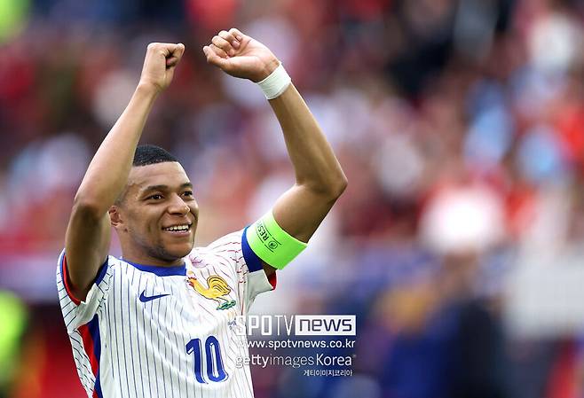 ▲ 킬리안 음바페는 소문난 \'호동생\'이다. 어린 시절부터 크리스티아누 호날두를 롤모델로 삼아 축구 선수의 꿈을 키워왔다. 레알 마드리드에 입단하며 호날두가 걸었던 길을 밟아나가는 음바페는 유로 2024 준준결승에서 우상과 맞대결하는 기회를 잡았다. 음바페는 호날두를 여전히 존경한다고 밝히며 아이돌을 넘어서려는 의지도 숨기지 않았다.