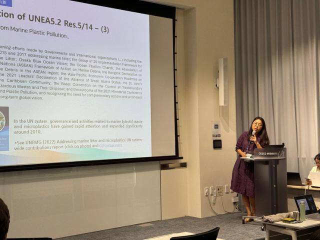 11일 서울 강동구 세스코 멤버스시티에서 열린 '신남방 바다공동체 역량강화 워크숍'에서 이유나 오션 국제협력팀장이 발표하고 있다. 유대근 기자