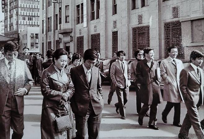 1975년 3월 동아일보에서 강제해직된 기자들은 매일 아침 동아일보 앞에서 침묵시위를 벌이고 신문회관으로 이동했다. 맨 앞사람이 김민남 위원. /동아투위 제공