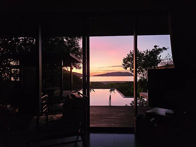 새벽 5시. 눈을 뜨자마자 침대에서 본 일출. 아난타라 꾸이년의 빌라에서 해가 뜨고, 달이 지는 풍경을 감상할 수 있다. /꾸이년=이미지 기자