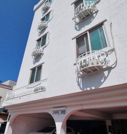 전업 투자자로 변신한 '당근자판기'(닉네임·김진옥·39) 씨가 강원도 강릉에서 운영중인 모텔 외관 모습.