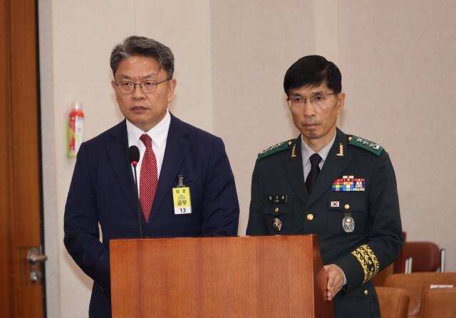 이시원 전 대통령실 공직기강비서관과 임기훈 전 국가안보실 국방비서관이 지난달 21일 국회 법제사법위원회가 연 ‘채 상병 특검법’ 입법 청문회에서 발언하고 있다. 강창광 선임기자 chang@hani.co.kr