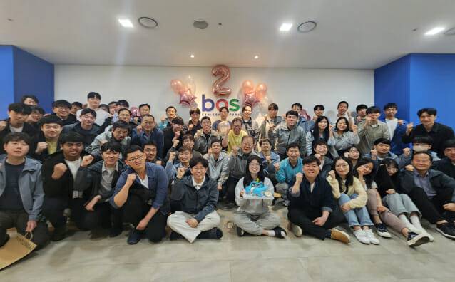 박재홍 보스반도체 대표(가운데)와 보스반도체 임직원들이 창립 2주년을 축하하는 기념 사진(사진=보스반도체)