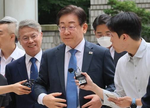 더불어민주당 이재명 전 대표가 지난 12일 오후 서울 서초구 서울중앙지방법원에서 열리는 공직선거법 위반 1심 속행 공판에 출석하기 위해 법정으로 향하는 모습. 연합뉴스