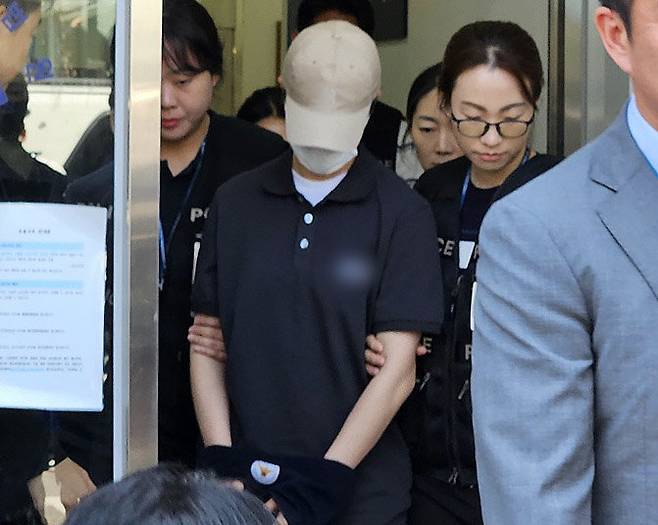 육군 12사단 ‘훈련병 사망’ 사건과 관련해 규정을 어긴 군기훈련(얼차려)을 지시한 혐의를 받는 중대장이 지난달 21일 강원도 춘천지법에서 열린 영장실질심사(구속 전 피의자 심문)를 마치고 나서고 있다. 2024.6.21/뉴스1