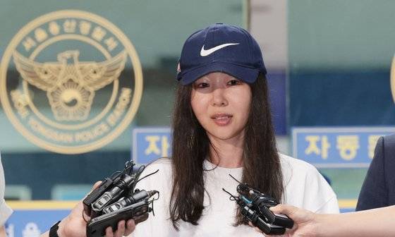 민희진 어도어 대표가 9일 오후 업무상 배임 혐의 관련 첫 소환 조사를 마친 뒤 서울 용산경찰서를 나서며 취재진 질문에 답하고 있다. 연합뉴스