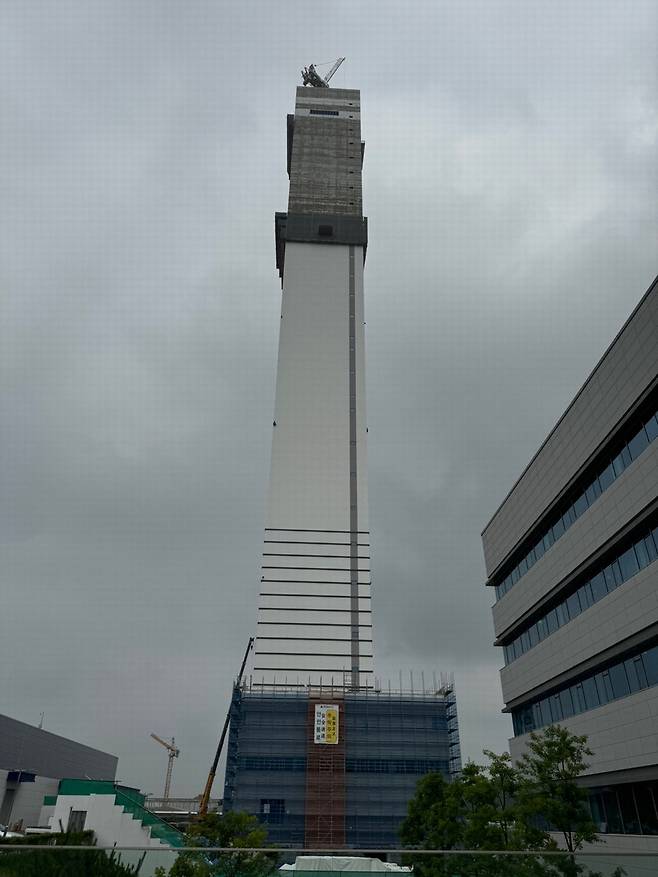 지난 12일 충북 충주 현대엘리베이터 본사에서 테스트타워 공사가 진행 중이다. 내년 하반기께 완공을 앞두고 있으며 이곳에서 초고속 승강기의 성능과 안전성 검사를 수행할 예정이다. 충주 정유정 기자