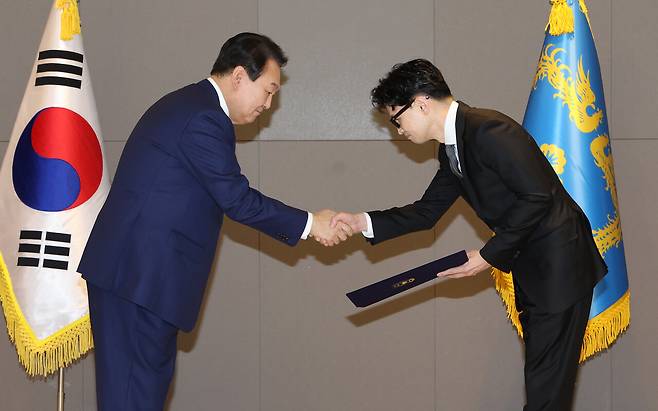 2022년 5월26일 세종시 정부세종청사에서 국무위원 임명장 수여식이 열렸다. 윤석열 대통령이 한동훈 당시 신임 법무부 장관에게 임명장을 수여하고 있다.ⓒ연합뉴스