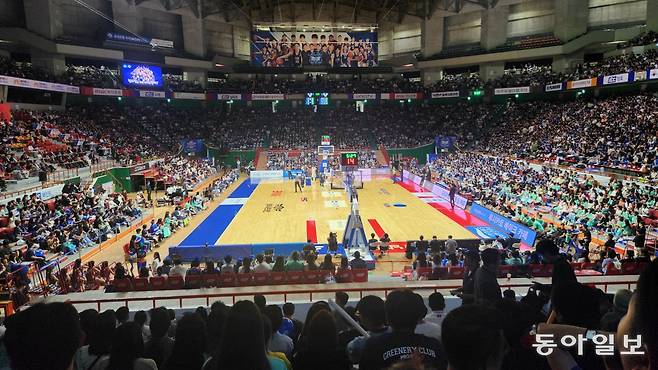 KBL이 2024~2025시즌 일정을 확정해 발표했다. 지난 시즌 챔피언 결정전에서 격돌한 KCC와 KT가 개막전을 치른다. 사진은 2023~2024시즌 챔피언 결정전. 김화영 동아일보 기자 run@donga.com