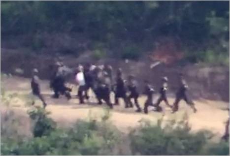 북한군이 최근 비무장지대(DMZ) 북쪽 지역 지뢰매설 작업을 무리하게 진행하던 중 지뢰 폭발사고가 발생하자 환자를 긴급 후송하고 있다. 국방부 제공