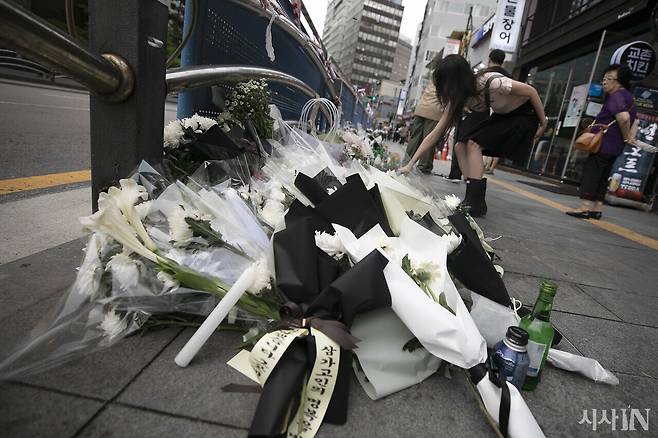 7월4일 오전 서울 시청역 인근 역주행 사고 현장에 피해자를 기리는 꽃이 놓여 있다. ⓒ시사IN 이명익