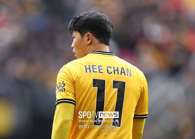 ▲ 황희찬이 인종차별을 당하자 울버햄튼 팀 동료 다니엘 포덴세가 나섰다. 포덴세는 황희찬에게 인종차별을 한 상대 선수에게 주먹질로 응징했다. 울버햄튼 구단은 공식 입장을 내며 황희찬을 보호했고, 울버햄튼 게리 오닐 감독은 분노했다. 황희찬은 울버햄튼, 팀 동료들에게 고마운 마음을 전했다.