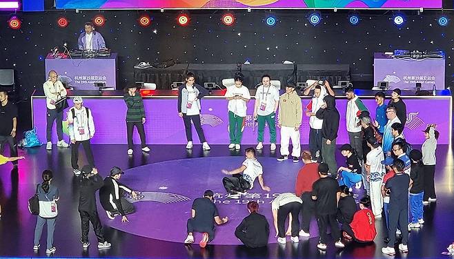 항저우 아시안게임 브레이킹 공식 훈련 (항저우=연합뉴스) 이의진 기자 = "몸이 근질거리는 걸 못 참는 거죠. 최대한 '양'으로 밀어붙이려고 하고 있습니다."
비보이 김홍열(Hong10)은 5일 중국 저장성 항저우의 공슈 캐널 스포츠파크 체육관 가운데 설치된 무대의 바닥을 처음 만져봤다.
오는 6일 이 경기장에서는 2022 항저우 아시안게임 브레이킹 종목 예선이 열린다.
사진은 경기장에서 연습 중인 선수들 2023.10.5